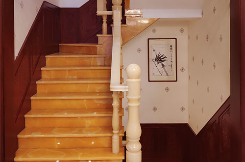 龙岗中式别墅室内汉白玉石楼梯的定制安装装饰效果